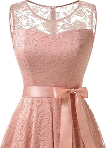 Détails de dentelle et nœud en satin sur une robe de demoiselle d'honneur rose sans manches