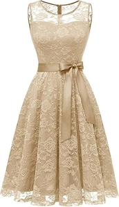 Détail de la robe en dentelle champagne avec ceinture en satin et broderie florale
