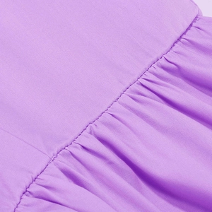 Vue détaillée du tissu violet lavande montrant les coutures fines et le plissé