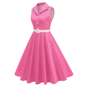 Detail von rosa Polka-Dot-Kleid mit Reverskragen, weißen Knöpfen und breitem Gürtel
