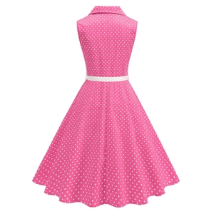 Rückansicht eines rosa gepunkteten ärmellosen Kleides mit weißem Gürtel und A-Linien-Rock