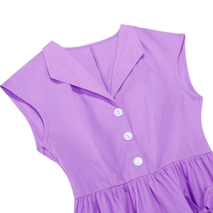 Détail d'une robe sans manches violette avec col à revers et boutons blancs décoratifs