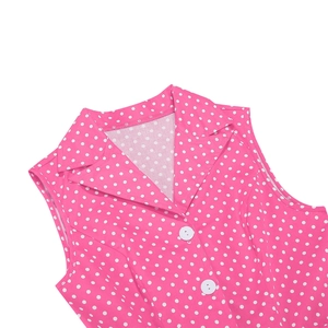 Detail des rosa Polka-Dot-Kleides mit V-Ausschnitt, Revers und weißen Knöpfen