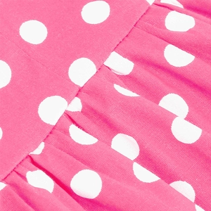 Dettaglio del tessuto rosa a pois bianchi con cuciture a pieghe fini e trame nitide