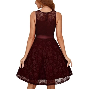 Robe élégante en dentelle bordeaux sans manches avec col en V et ceinture en satin
