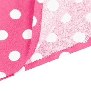 Dettaglio ravvicinato del tessuto rosa a pois con orlo cucito di alta qualità e cuciture fini