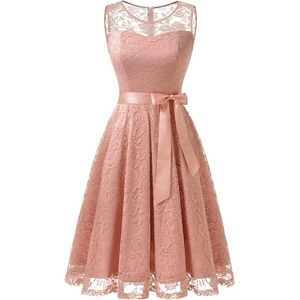 Robe de demoiselle d'honneur rose en dentelle avec col en V et ceinture ruban en satin