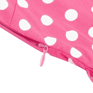 Dettaglio dell'abito rosa a pois con cerniera invisibile e tiretto a goccia in tinta unita