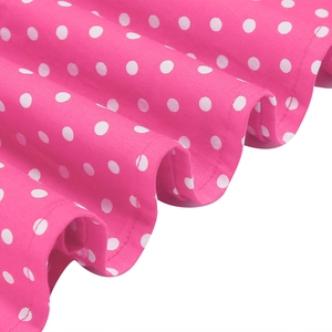Detail von rosa gepunktetem Stoff mit plissierter Textur und glatter Baumwolle
