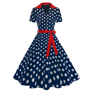 Dettaglio dell'abito vintage a pois con colletto rosso a contrasto e fiocco in vita