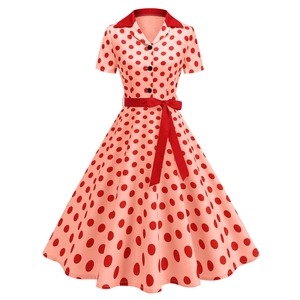 Dettaglio di abito vintage a pois con colletto a rever rosso e bottoni neri eleganti