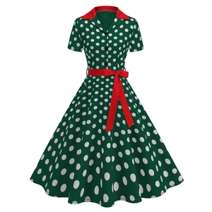 Dettagli abito a pois verde anni '50 con colletto rosso e cintura con fiocco