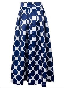 Détail d'une jupe rétro taille haute à gros pois bleu marine et plis élégants