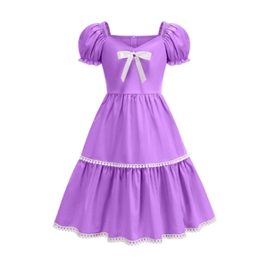 Dettaglio dell'abito viola da bambina con fiocco di seta bianca e bordo in pizzo
