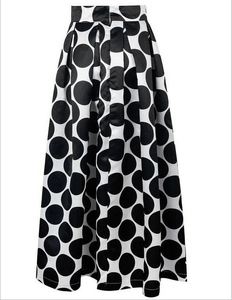 Vue détaillée de la jupe trapèze à taille haute avec des pois noirs et blancs rétro