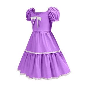Dettaglio vestito viola da bambina con bordo in pizzo con pompon e maniche a sbuffo