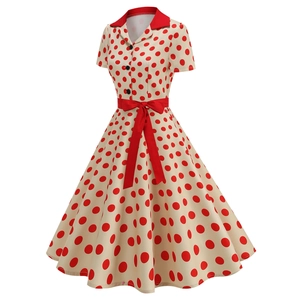 Dettaglio dell'abito vintage a pois con colletto a revers rosso e bottoni decorativi