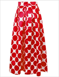 Détail de la jupe à pois rouges et blancs avec texture satinée et coupe trapèze haute