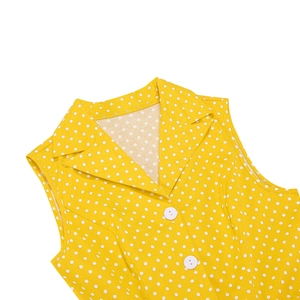 Detailansicht eines gelben Polka-Dot-Kleides mit V-Ausschnitt und weißen Knöpfen