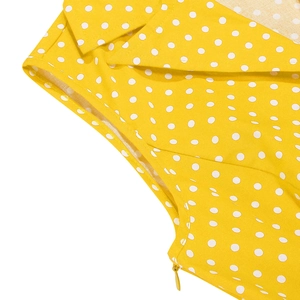 Detail eines gelben Vintage-Polka-Dot-Kleides mit Reverskragen und nahtlosem Reißverschluss