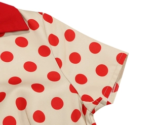 Dettaglio dell'abito vintage beige a pois con colletto a punta rosso e cuciture maniche