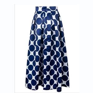 Jupe midi vintage à taille haute bleu foncé avec grands pois blancs et silhouette élégante en A