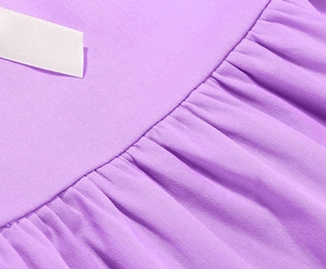 Dettaglio ravvicinato del tessuto a pieghe viola chiaro con nastro decorativo bianco