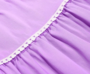 Dettaglio del tessuto twill viola con pizzo bianco e cuciture di alta precisione
