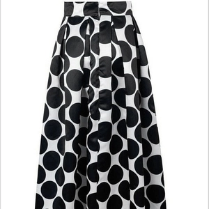 Jupe évasée rétro à pois taille haute avec finition satinée plissée en noir et blanc