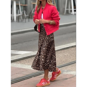 Completo casual moderno con giacca rosa vivace e gonna midi con stampa leopardata