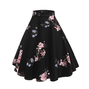 Jupe trapèze vintage à imprimé floral rose sur fond noir avec taille haute évasée