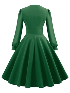 Vista posteriore di un abito vintage verde scuro con vita alta ed elegante gonna a ruota