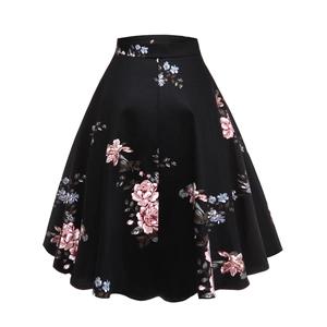 Jupe trapèze vintage noire à imprimé floral rose avec ourlet large et taille haute