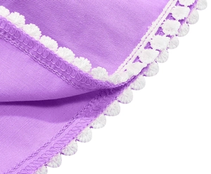 Dettaglio del tessuto viola con bordo in pizzo bianco ondulato e cuciture di qualità