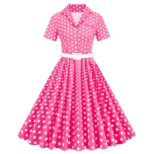 Abito vintage rosa a pois a maniche corte con cintura bianca e colletto a revers retrò