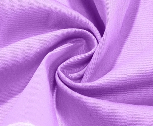 Vista macro dettagliata del morbido tessuto a maglia lilla con trama fine ed elastica