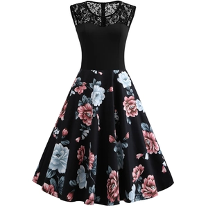 Détail du haut en dentelle noire et des motifs floraux sur la robe vintage évasée