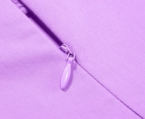 Dettaglio macro della cerniera invisibile viola su un vestito in twill per bambina