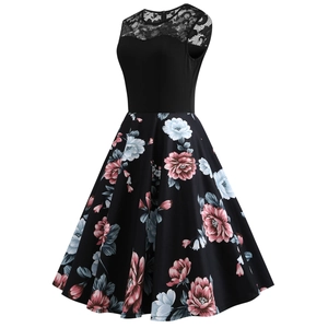 Détail de l'imprimé fleuri et de la dentelle noire délicate sur la robe vintage