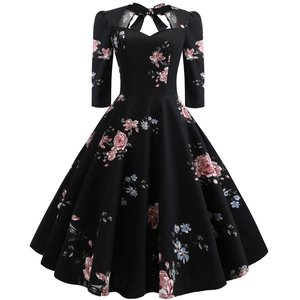 Dettaglio dell'abito vintage a fiori con scollo a cuore e fiocco sul davanti