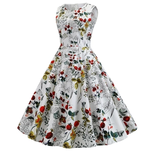 Détail de la robe sans manches à imprimé floral avec taille ajustée et encolure ronde élégante