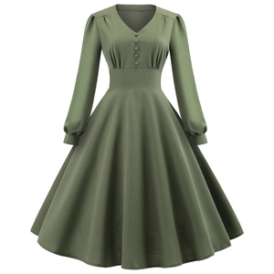 Dettaglio dello scollo a V e dei bottoni in tessuto su un abito vintage verde oliva