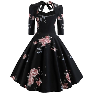 Dettaglio di un abito floreale vintage con scollatura a cuore e fiocco elegante
