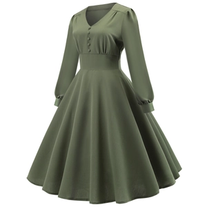 Dettaglio dello scollo a V con bottoni decorativi in tessuto su un abito midi verde vintage