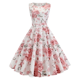 Robe trapèze rétro années 50 sans manches blanche avec imprimé floral de roses roses