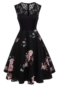 Détail du col en dentelle noire délicate sur une robe sans manches rétro fleurie