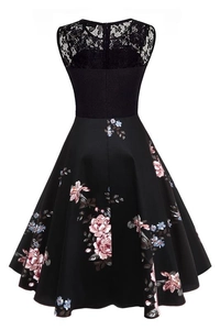 Détail de dentelle vintage et imprimé floral rose sur robe rétro trapèze sans manches