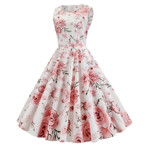 Détail d'une robe trapèze vintage des années 1950 avec imprimé roses roses sur blanc