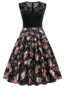 Détail d'une robe vintage sans manches avec imprimé rose et décolleté en cœur