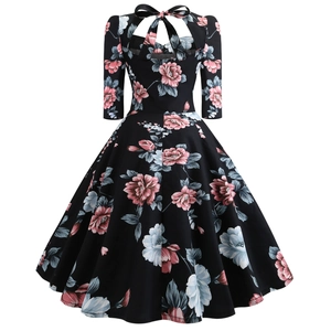 Dettaglio di abito floreale vintage con schiena scoperta e fiocco decorativo sul collo